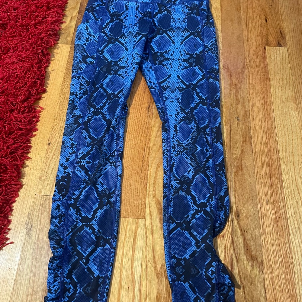 lululemon athletica Blue Snake Print Leggings 28 in inseam basically brand new